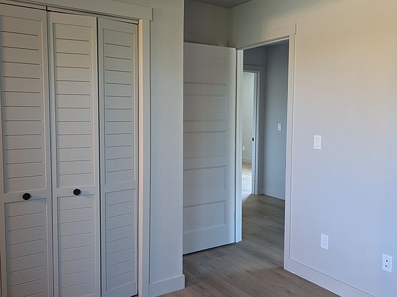 5th image of 1020 E Illinois St