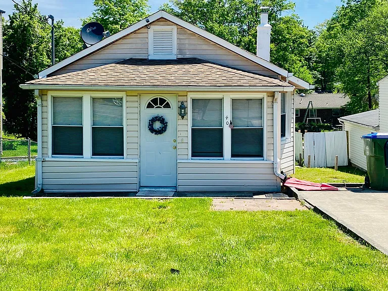 Front of Single Family Home (don't judge by cover!)