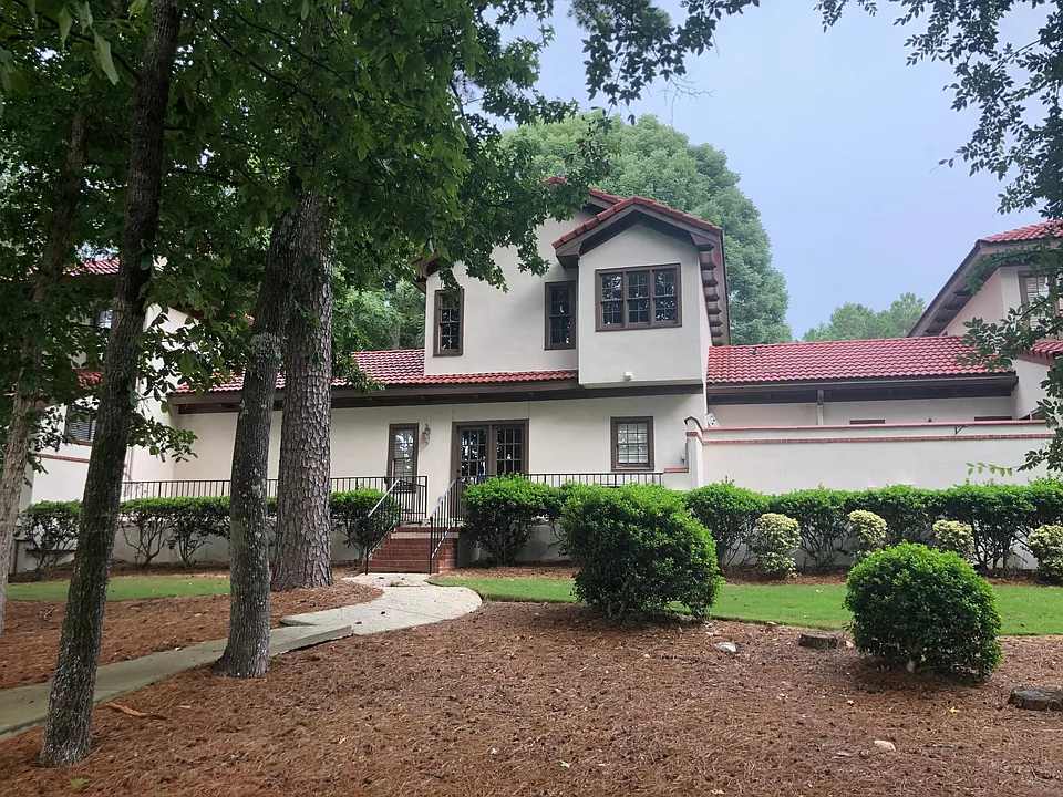 1438 Club Dr