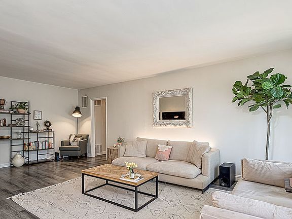 4th image of 1411 N Hayworth Ave APT 1