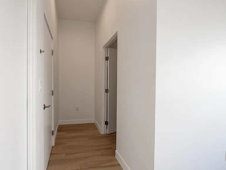 644 3/4 N Commonwealth Ave — Photo 8