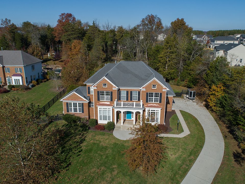 NO HOA! PRIVACY AWAITS!