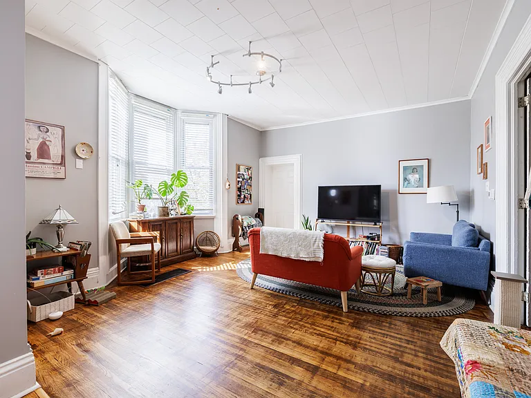 Huge livingroom area with high ceilings