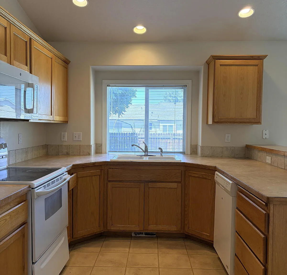 3 bed, 2.0 bath, 1637 sqft, $2,200 — Photo 4
