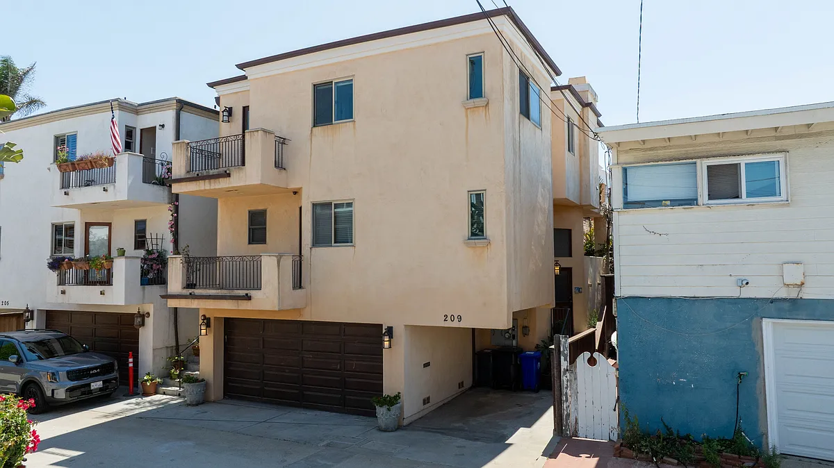 Building Photo - 209 Crest Dr