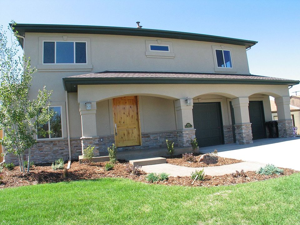  1 1/2 blks to rec center, pool and park!