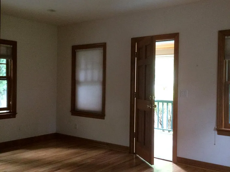 Office/den/bedroom w/porch
