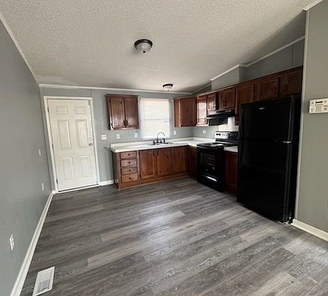3rd image of 122 Oak St