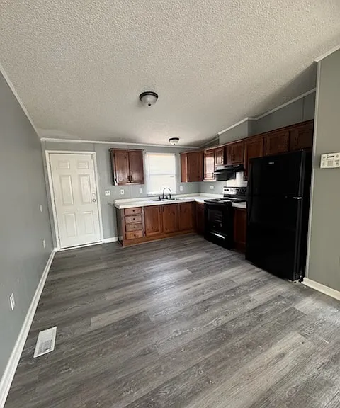 126 Oak St — Photo 3
