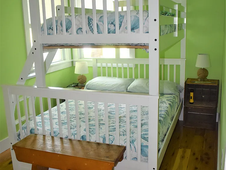Bunk Bedroom: Sleeps 3