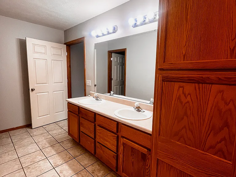 765 Stanford Ct — Photo 17