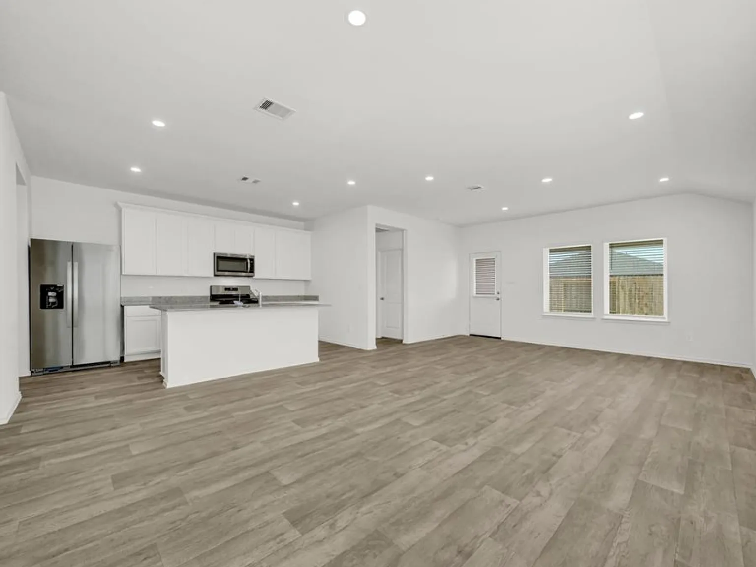 3 bed, 1595 sqft, $2,100 — Photo 4