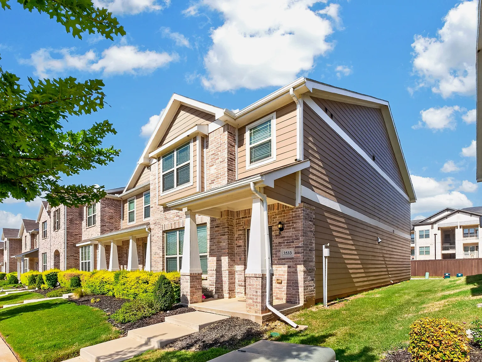 3 bed, 2.5 bath, 1750 sqft, $2,100 — Photo 3