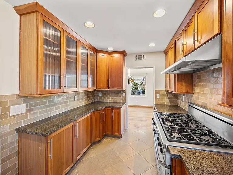 1237 W Oak Ave — Photo 8