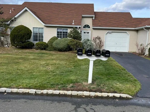 572 Nutley Dr, Monroe Township, NJ 08831