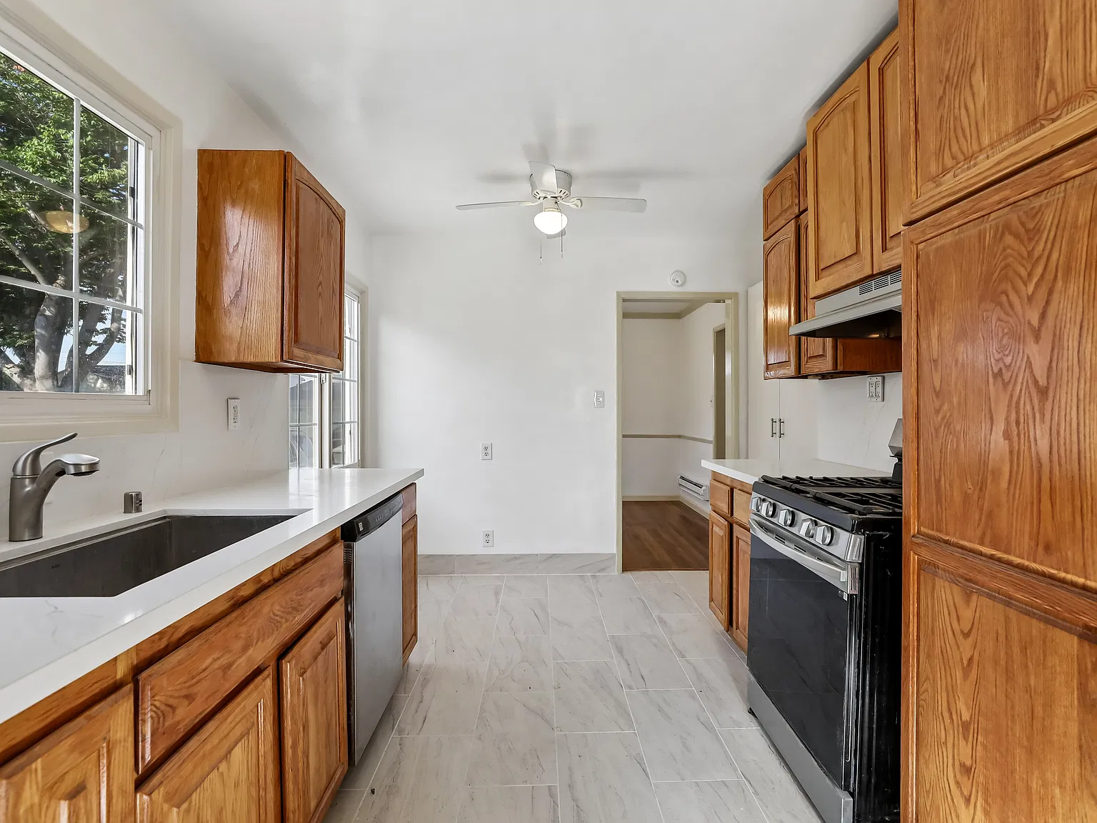 4 bed, 1691 sqft, $5,400 — Photo 4