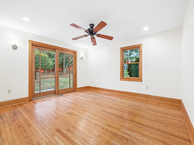 901 Academy Ln — Photo 13