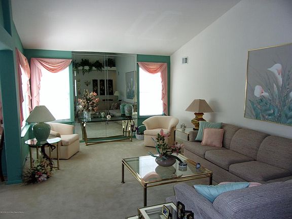 2nd image of 1089A Canterbury Dr