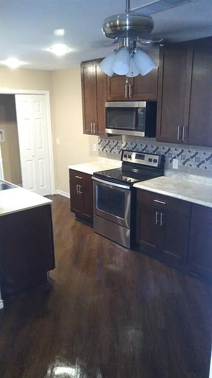 Charming 3-Bed Home with New Hardwood Floors, Fenced Yard & Attached Garage in Garland — Photo 2
