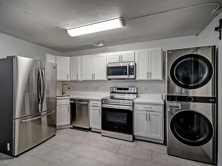 Admiral Apartments — Photo 29