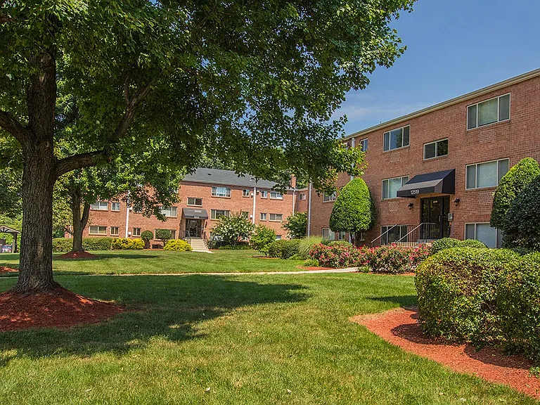 Woodlee Terrace Apartments — Photo 11
