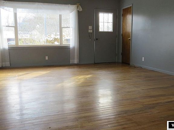 3rd image of 910 E Pershing Ave