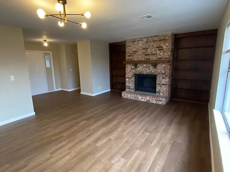 4201 Southport Dr — Photo 2