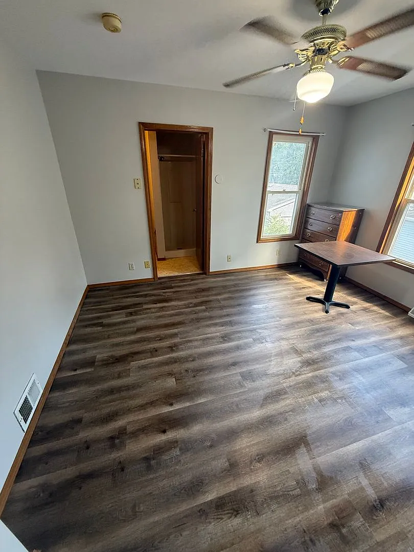 S Capitol St Studio Apartments — Photo 1