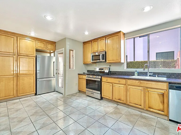 429 S Orange Dr — Photo 17