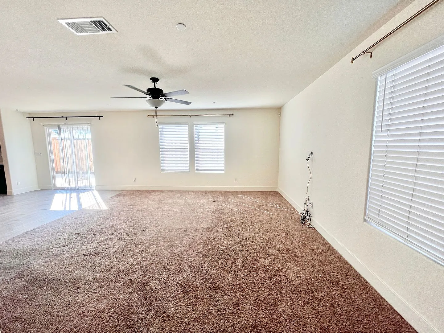 Reduced! Spacious, Modern 4-Bedroom 2.5 Bath Home Plus Den, Prime Location! With Solar! — Photo 2