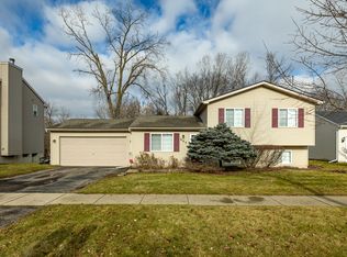 895 Cricket Xing, Pinckney, MI
