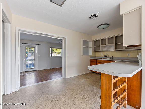 3rd image of 1040 Jersey St