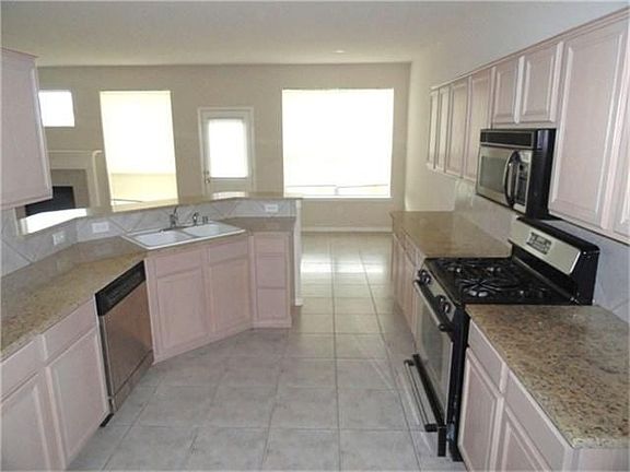 Perfect kitchen for the chef in your home! Granite counter tops, gas stove, an