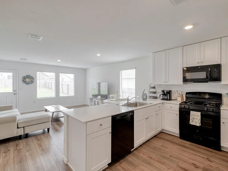 2516 Carpathian Cv — Photo 6