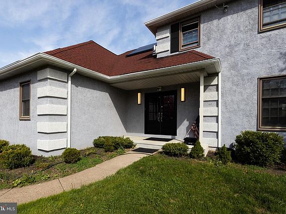 4th image of 825 Cliff Rd