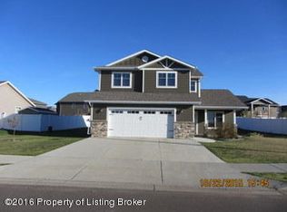 2744 Prairie Oak Dr, Dickinson, ND 58601