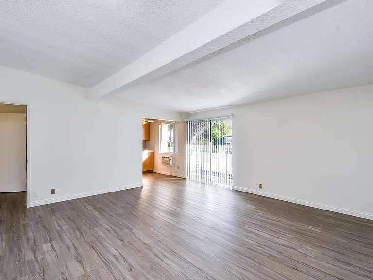 2707 Montrose Ave #10 — Photo 5