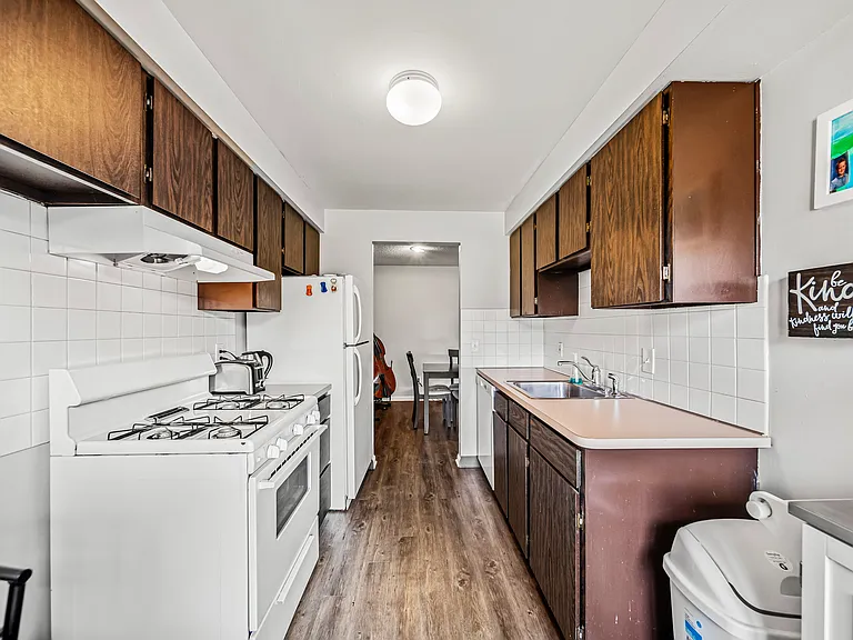 Heatherstone Apartments — Photo 16