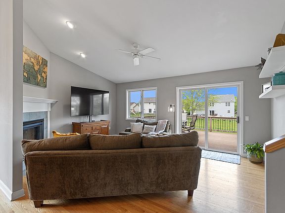 3rd image of 633 N Woods Edge Dr