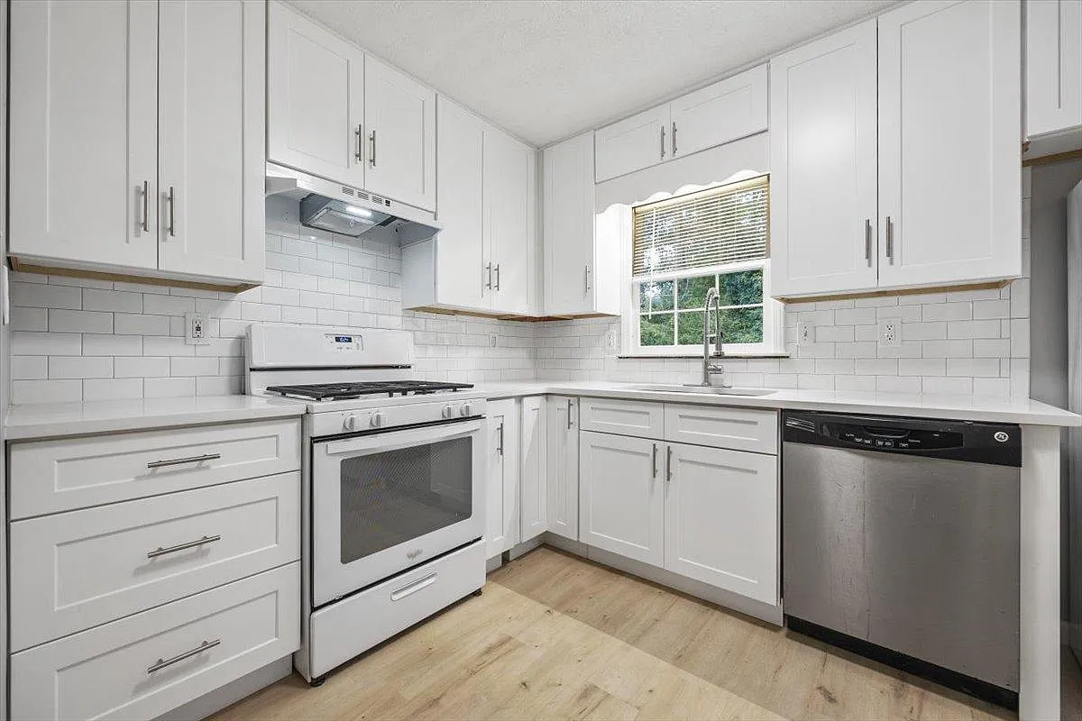 4 bed, 3.0 bath, 3000 sqft, $1,403 — Photo 3