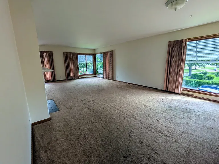 6234 N Canterbury Rd #UPSTAIRS — Photo 11