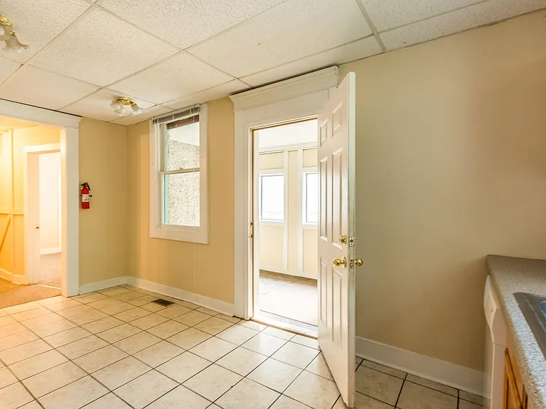 628 University - 7-bed/3-bath - Brand new flooring! — Photo 9