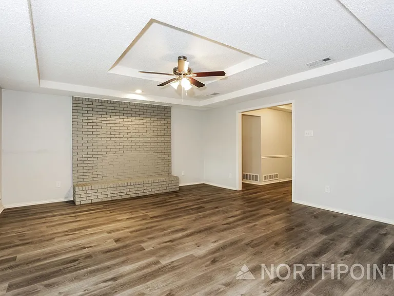 422 Ash Ln — Photo 3
