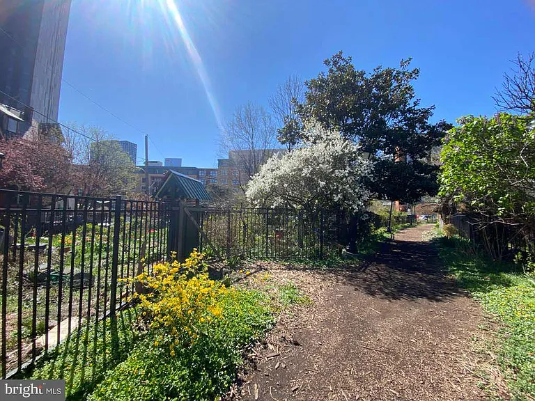 3215 Summer St — Photo 67