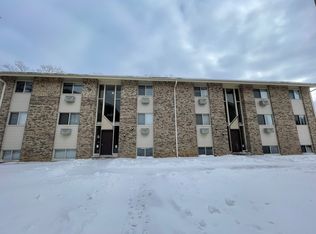 880 N Milwaukee Ave APT D2, Libertyville, IL 60048