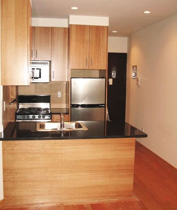 2nd image of 137 Rivington St APT 6