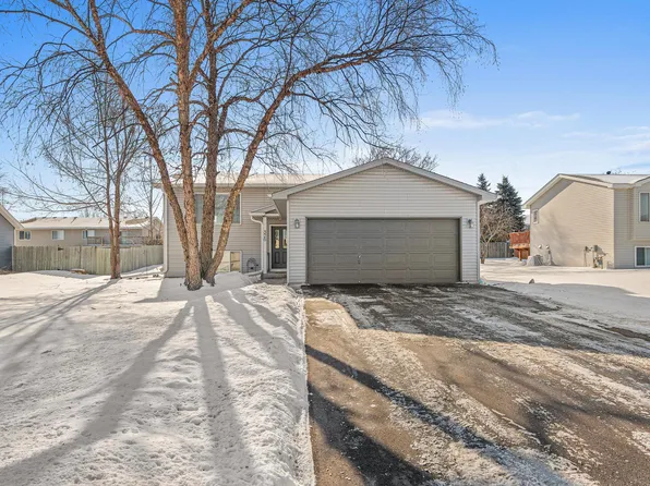 326 Braeburn Dr, Shakopee, MN 55379