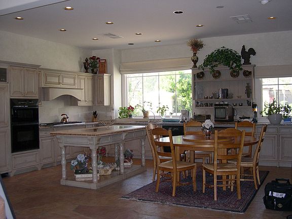 Open kitchen to family rm.