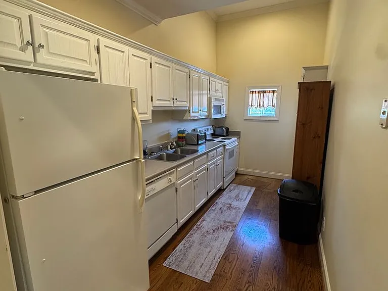 1720 Leighton Ave — Photo 4