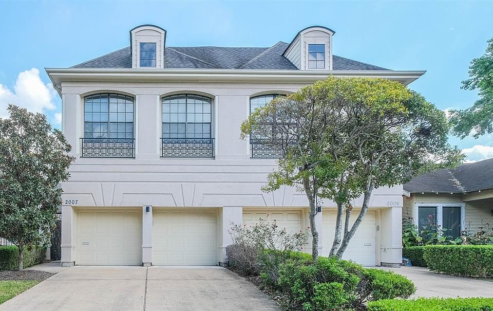 Welcome Home to lovely 2007 Huldy in River Oaks Center.